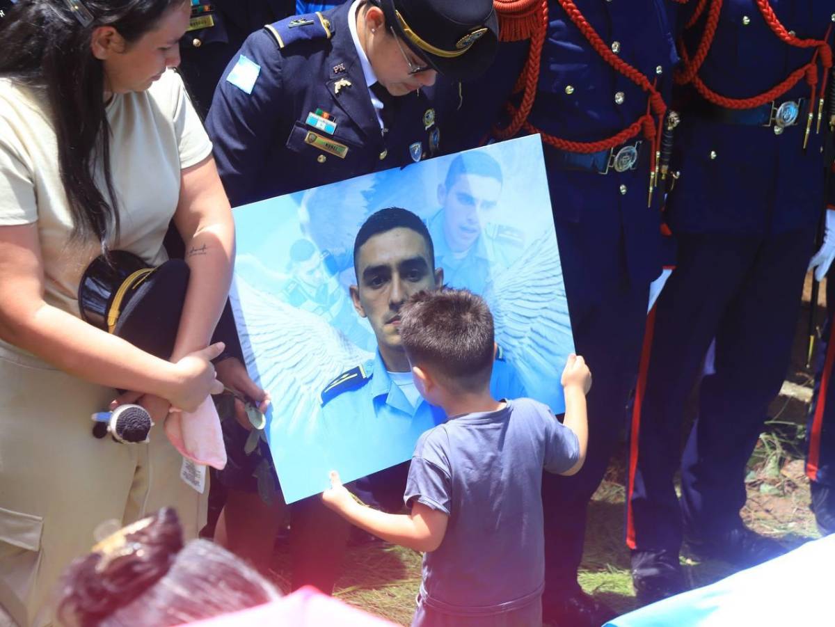 Hijo del inspector Kevin Pérez le da un conmovedor beso de despedida