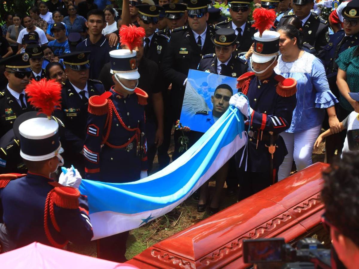 Hijo del inspector Kevin Pérez le da un conmovedor beso de despedida