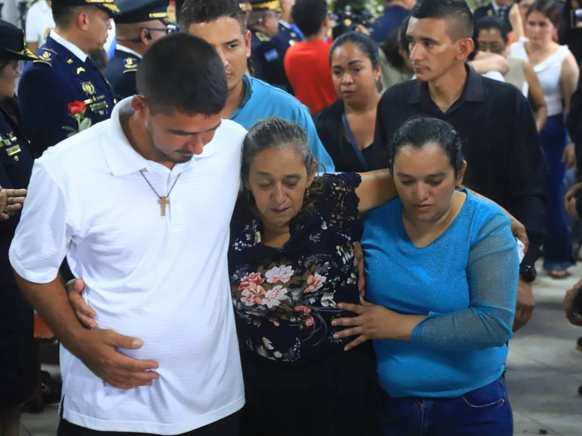 Hijo del inspector Kevin Pérez le da un conmovedor beso de despedida