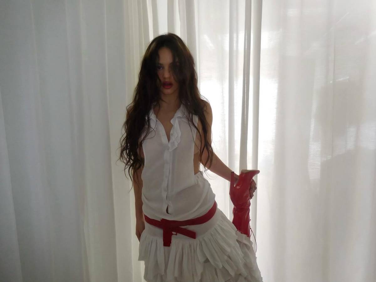 Rosalía llora ante sus fans al suspender concierto en Italia por problemas de salud