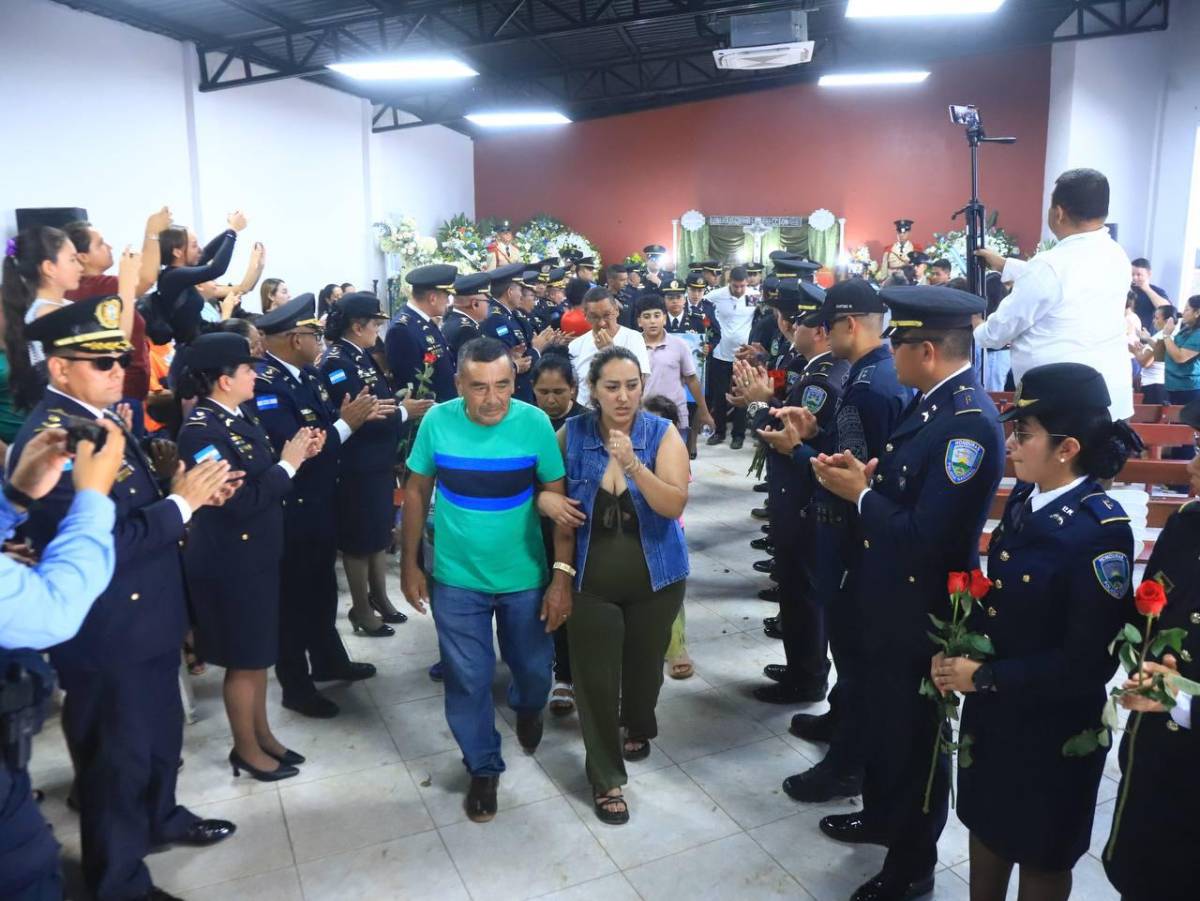 Hijo del inspector Kevin Pérez le da un conmovedor beso de despedida