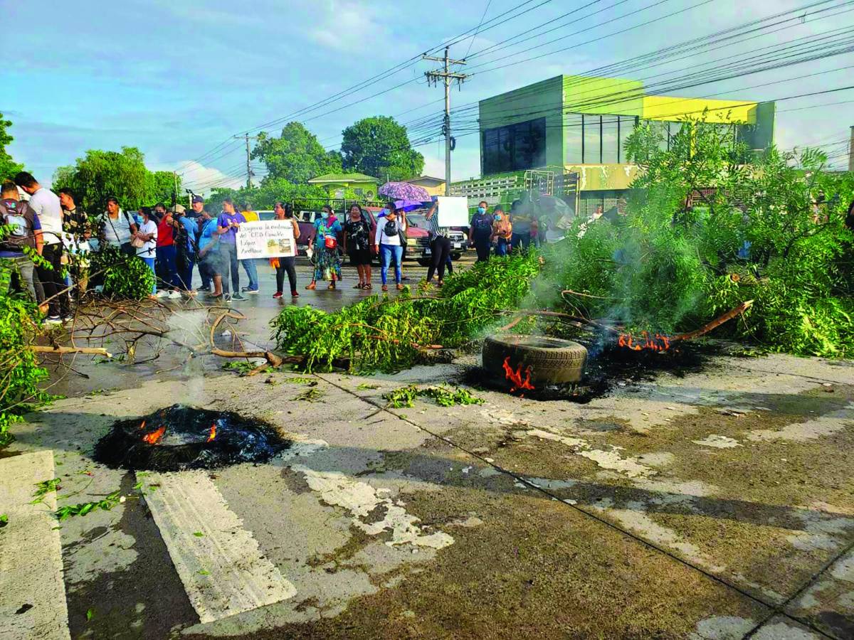 La toma de carretera fue en el bulevar de La Lima, los habitantes de Flores de Oriente piden la construcción de la escuela.
