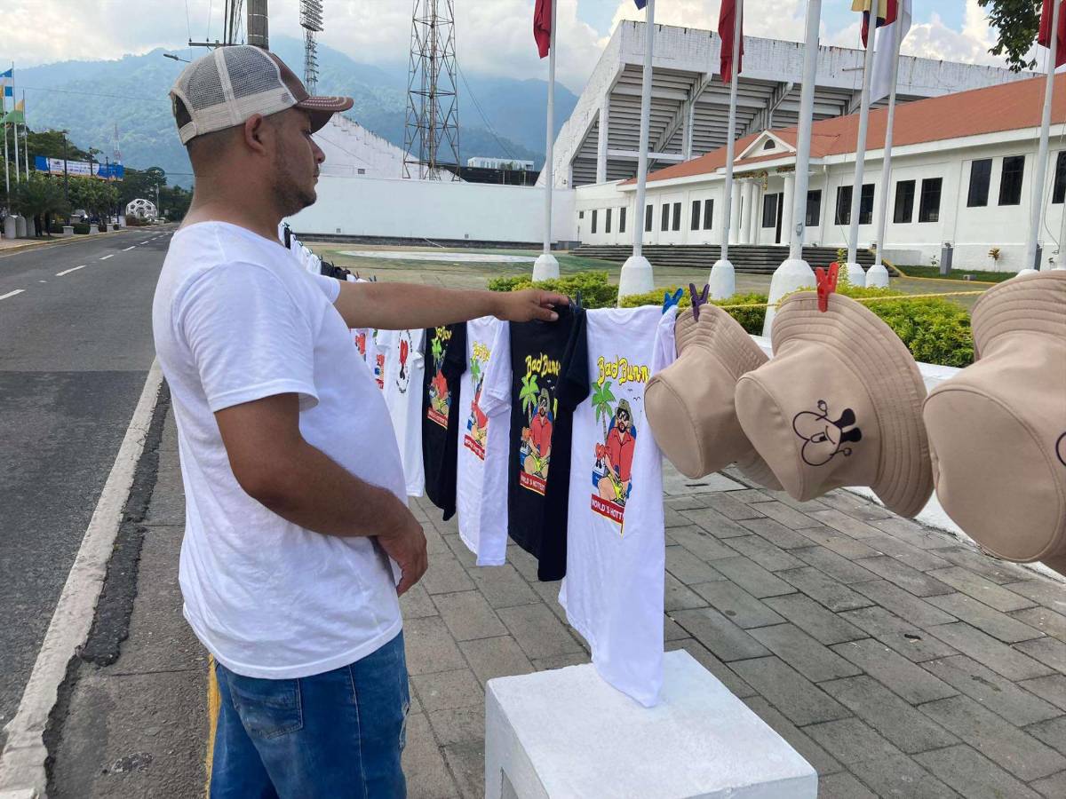 Venta de camisetas y sombreros pescadores en la primera calle de San Pedro Sula.