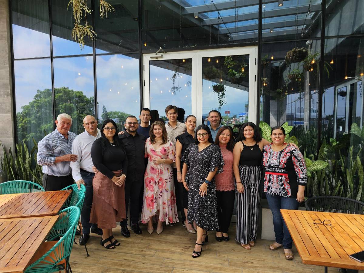 Seniors de la New Beginnings Learning Center celebran previo al inicio de clases