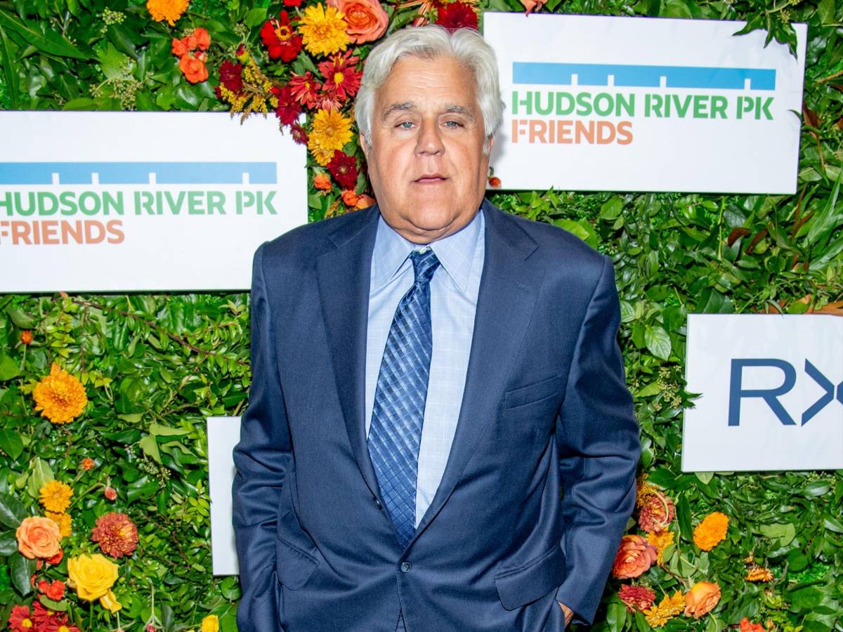 Jay Leno seguirá siendo ‘guapo’ tras sus operaciones faciales, según su amigo Tim Allen