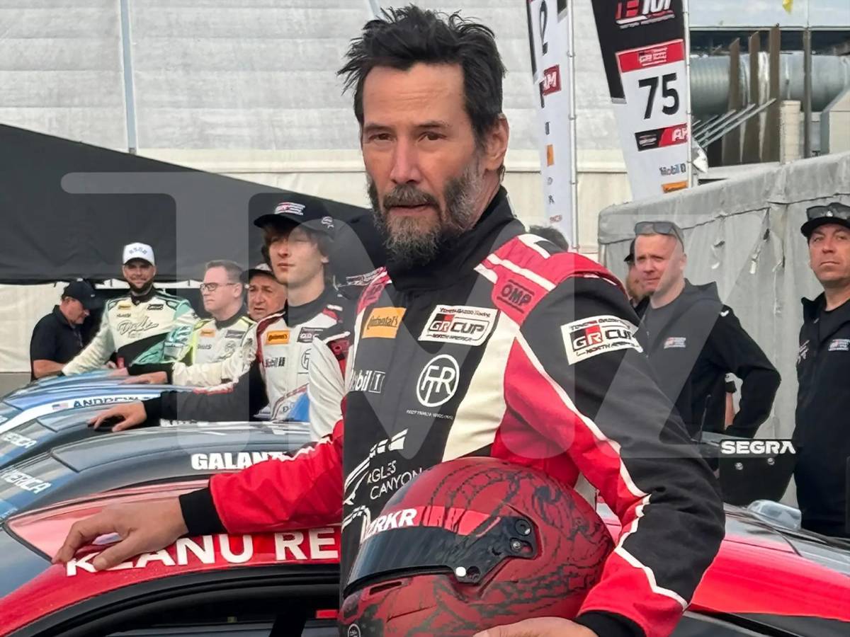 El actor Keanu Reeves debuta en carrera de autos y se sale de la pista
