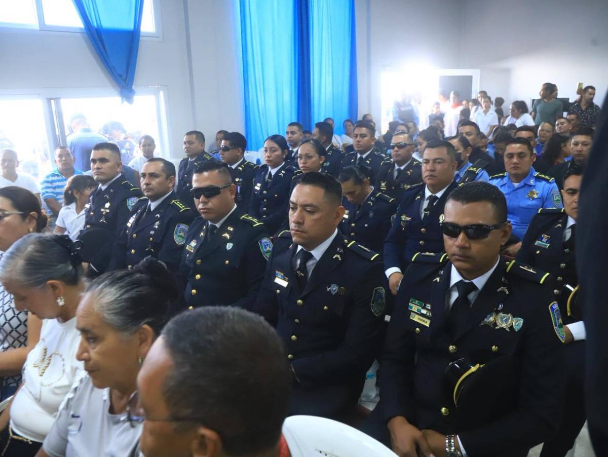 Multitud despide al héroe policial Kevin Pérez en Santa Bárbara