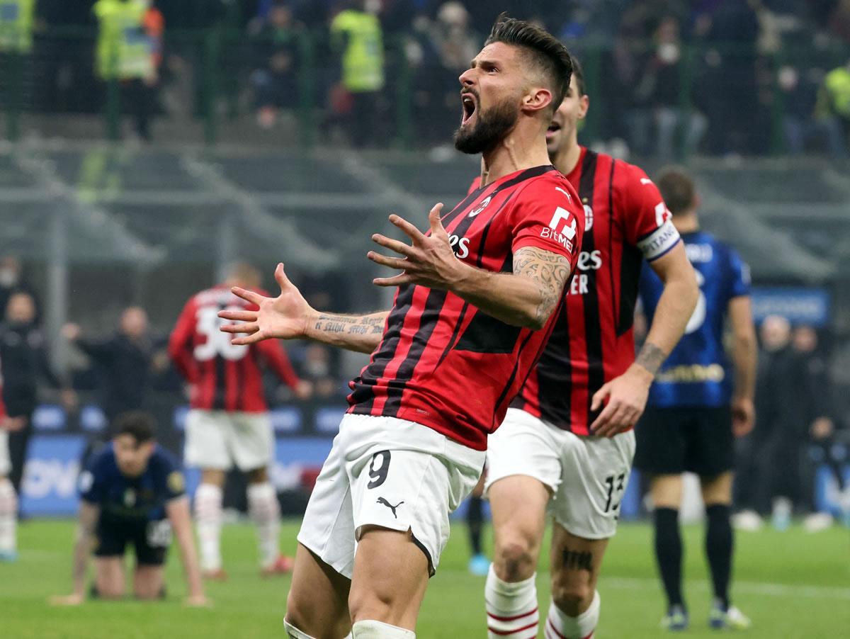 Olivier Giroud gritando sus goles para la remontada del AC Milan.