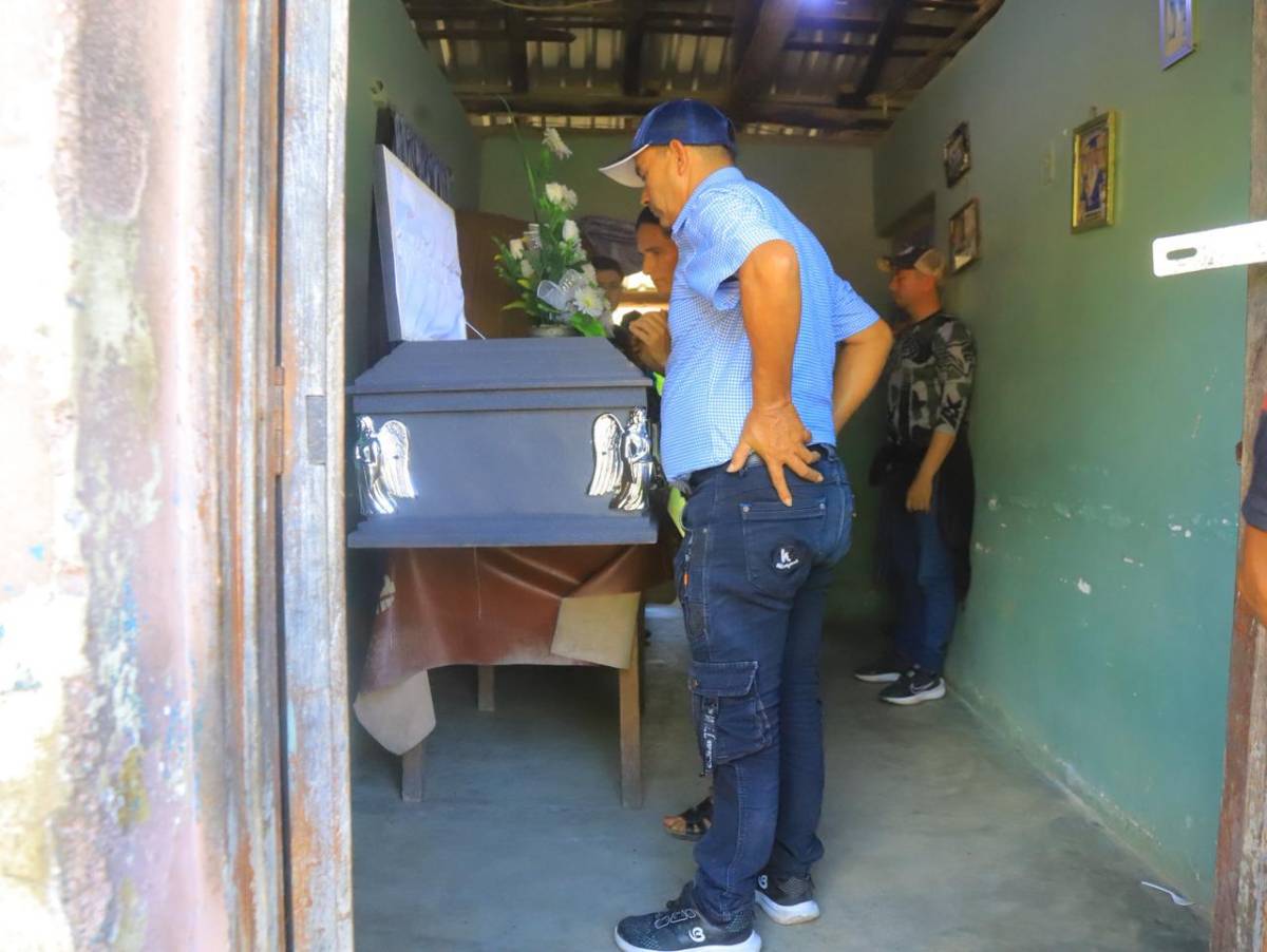 Salvador Nasralla acompaña a  familias de las víctimas de accidente en Santa Bárbara