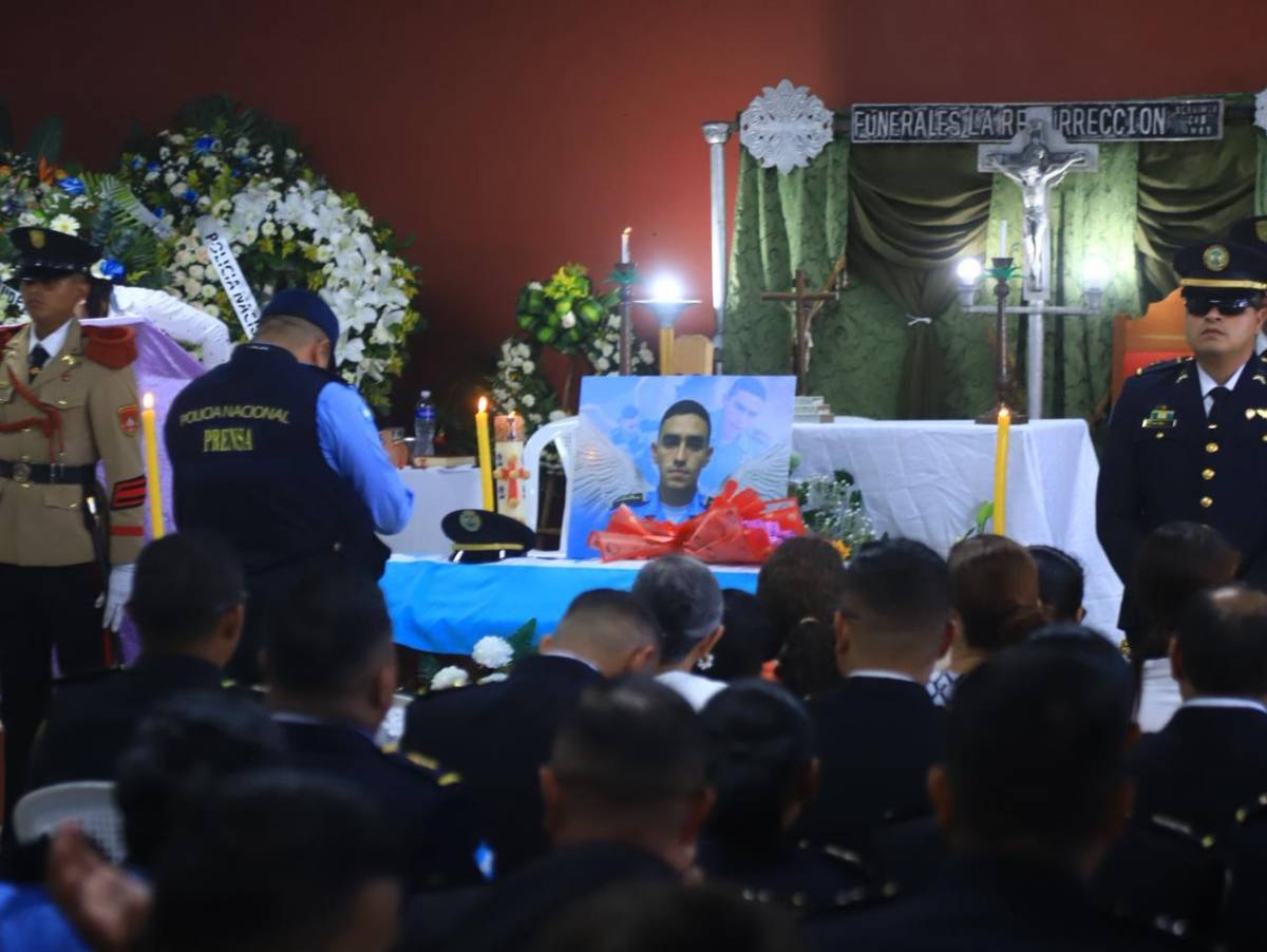 Multitud despide al héroe policial Kevin Pérez en Santa Bárbara