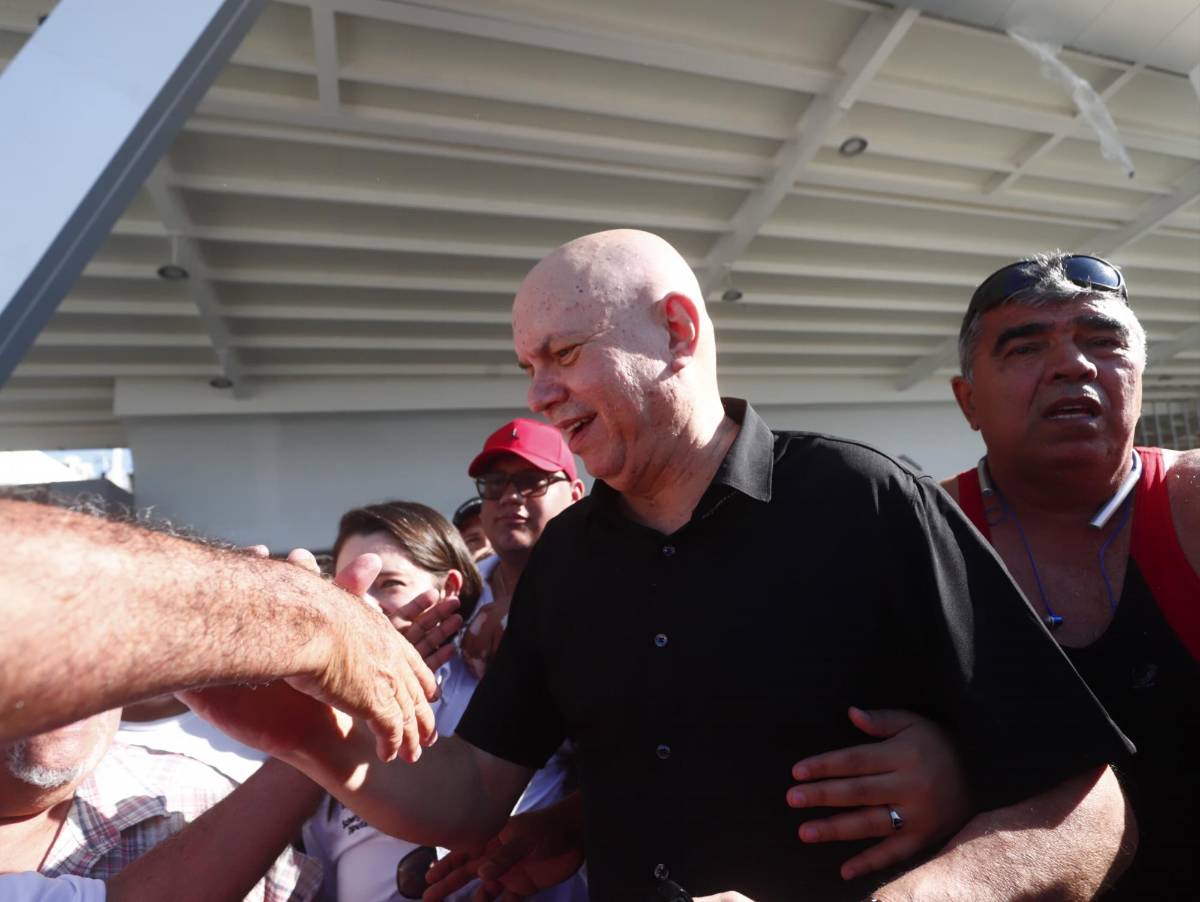 Algarabía de simpatizantes de Libre por llegada de Rodolfo Padilla Sunseri