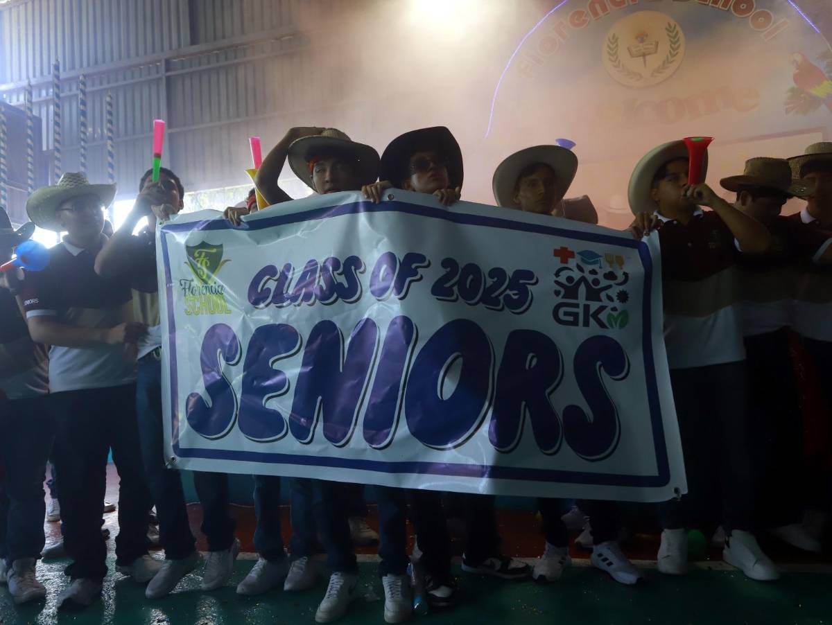 Fotos: Seniors del Instituto Bilingüe Florencia realizan su entrada
