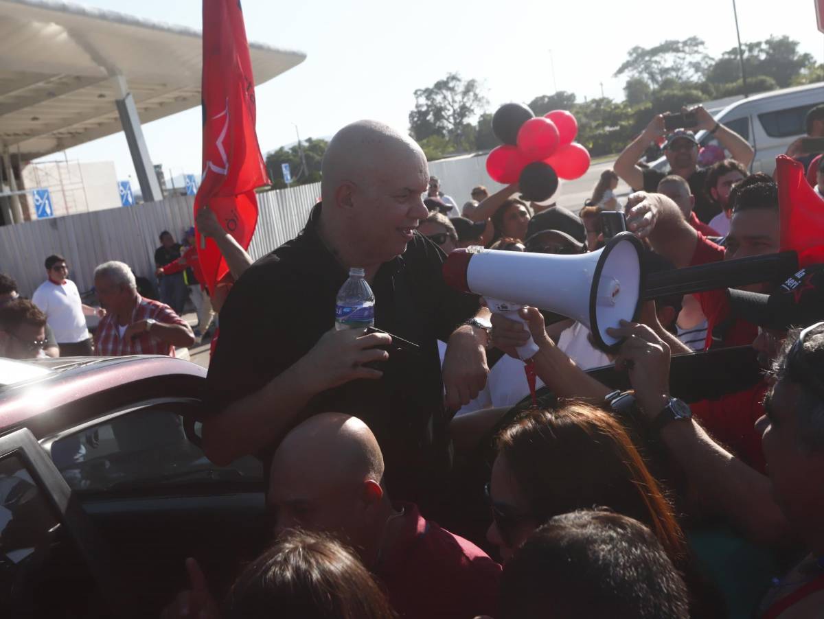 Algarabía de simpatizantes de Libre por llegada de Rodolfo Padilla Sunseri