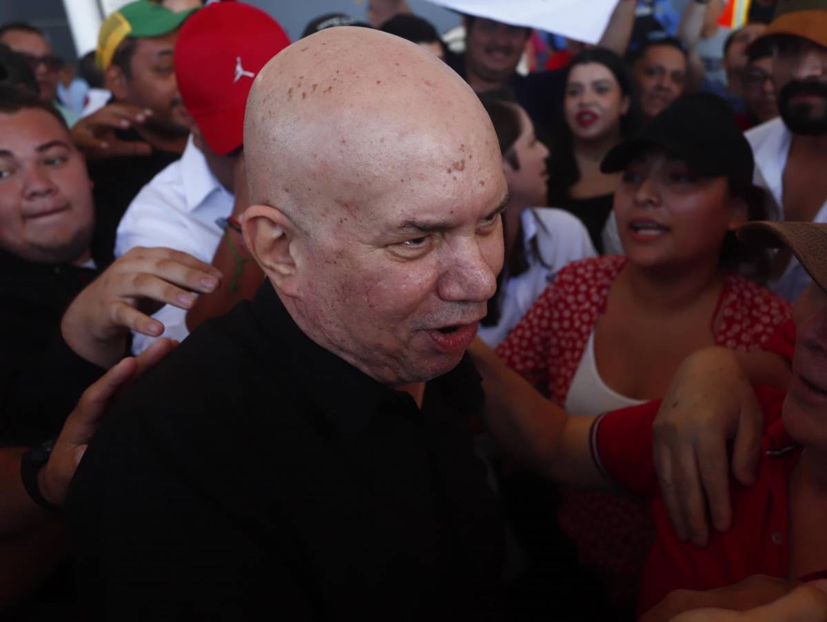 Algarabía de simpatizantes de Libre por llegada de Rodolfo Padilla Sunseri