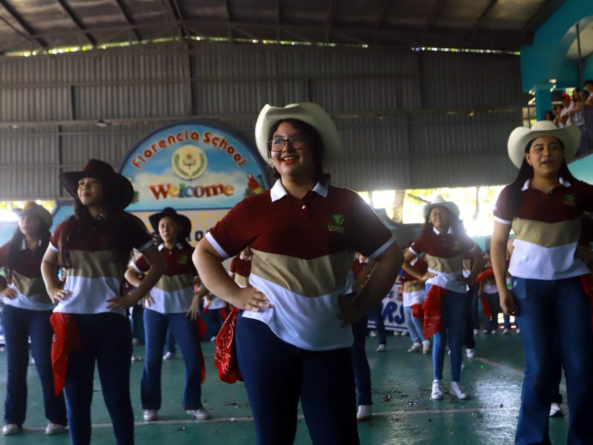 Fotos: Seniors del Instituto Bilingüe Florencia realizan su entrada