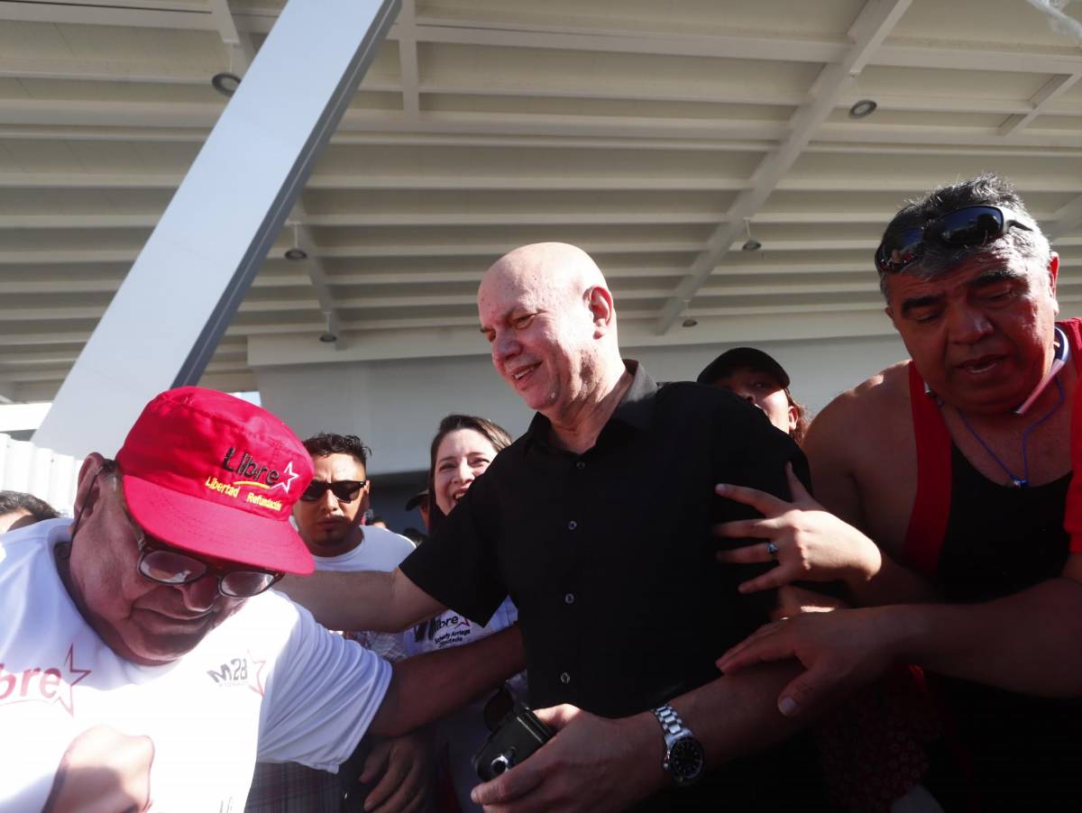 Algarabía de simpatizantes de Libre por llegada de Rodolfo Padilla Sunseri