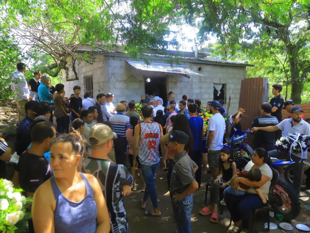 Salvador Nasralla acompaña a  familias de las víctimas de accidente en Santa Bárbara