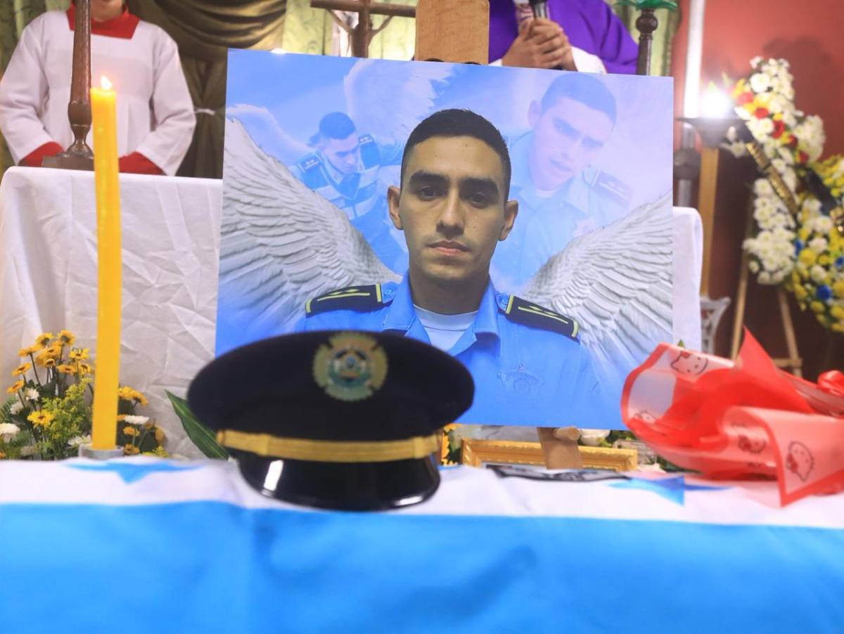 Multitud despide al héroe policial Kevin Pérez en Santa Bárbara