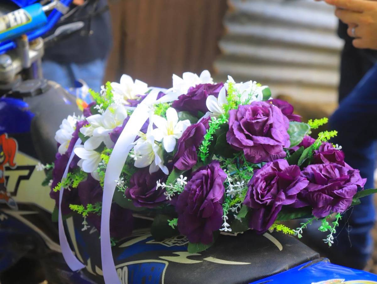 Salvador Nasralla acompaña a  familias de las víctimas de accidente en Santa Bárbara