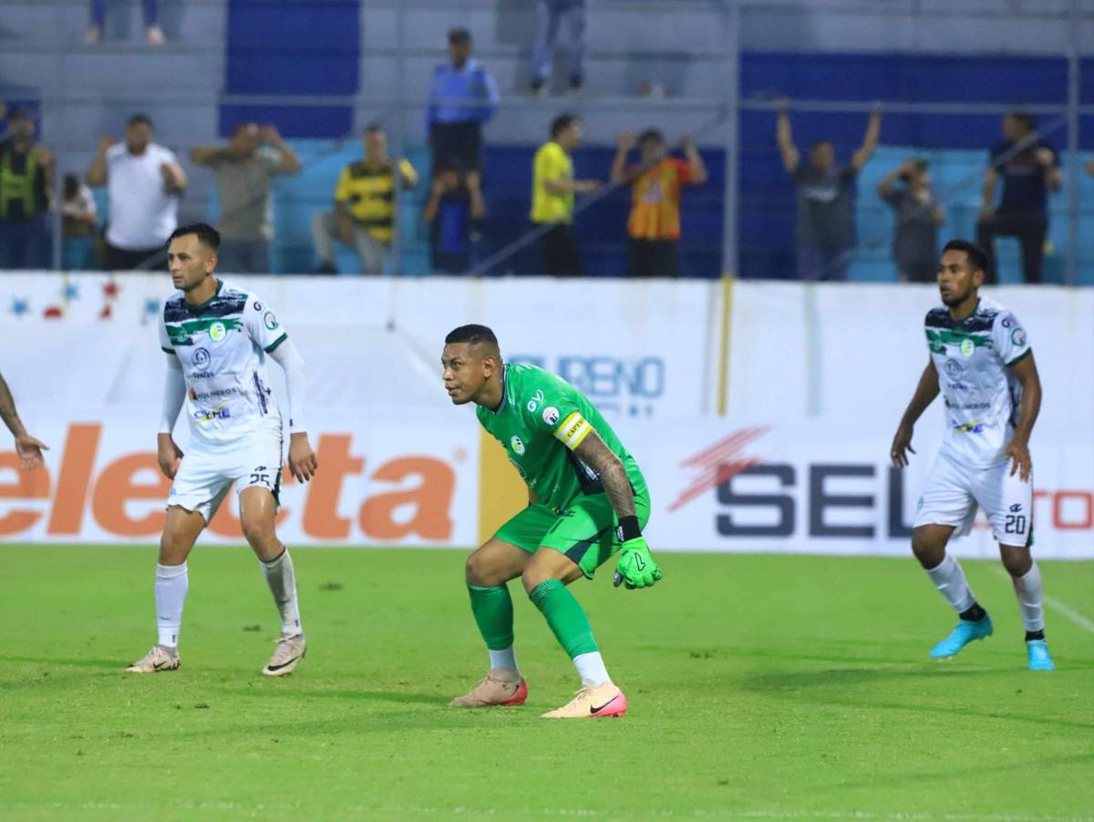 Hermosas chicas, pesadilla del Real España, héroe y caballo en pleno partido