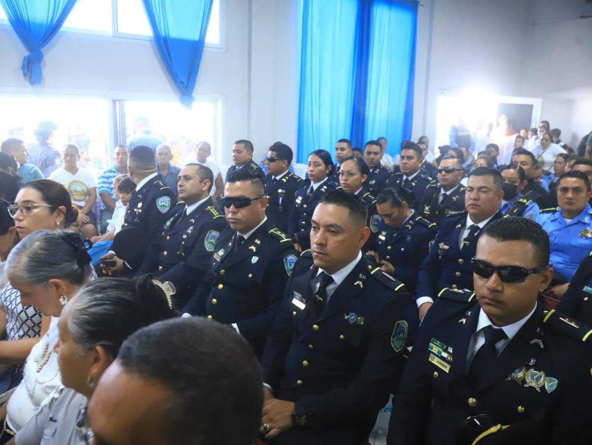 Multitud despide al héroe policial Kevin Pérez en Santa Bárbara