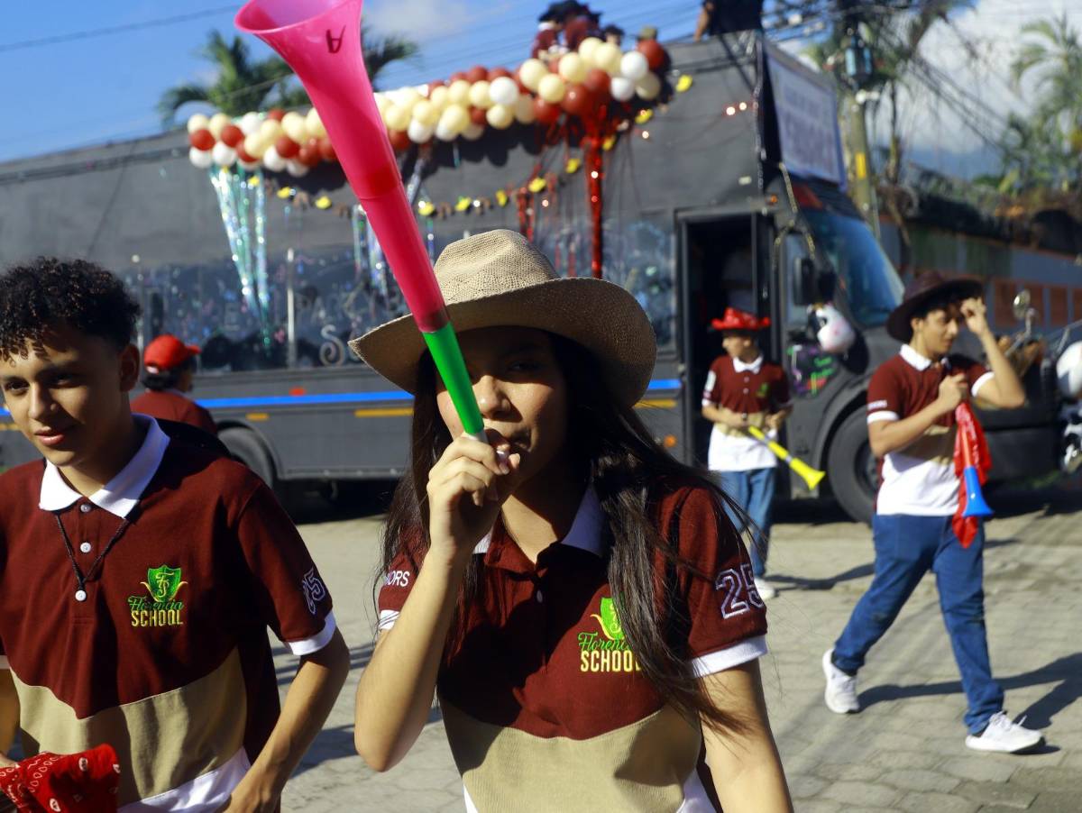Fotos: Seniors del Instituto Bilingüe Florencia realizan su entrada