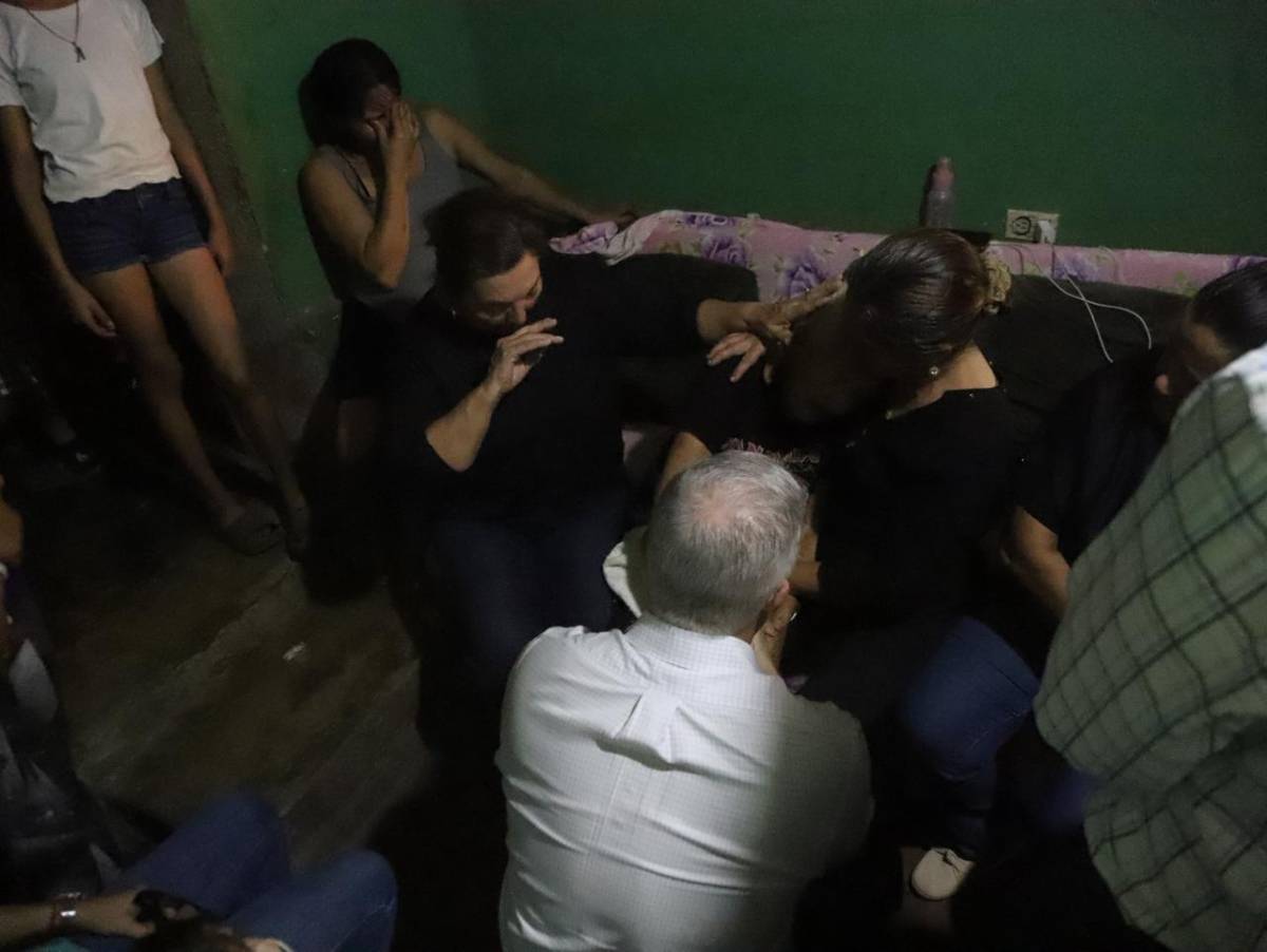 Salvador Nasralla acompaña a  familias de las víctimas de accidente en Santa Bárbara