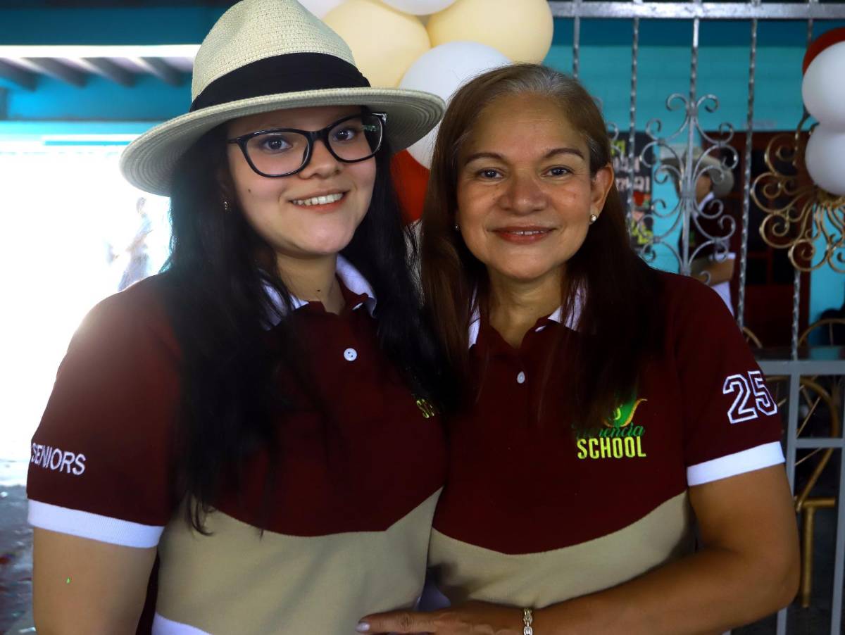 Fotos: Seniors del Instituto Bilingüe Florencia realizan su entrada