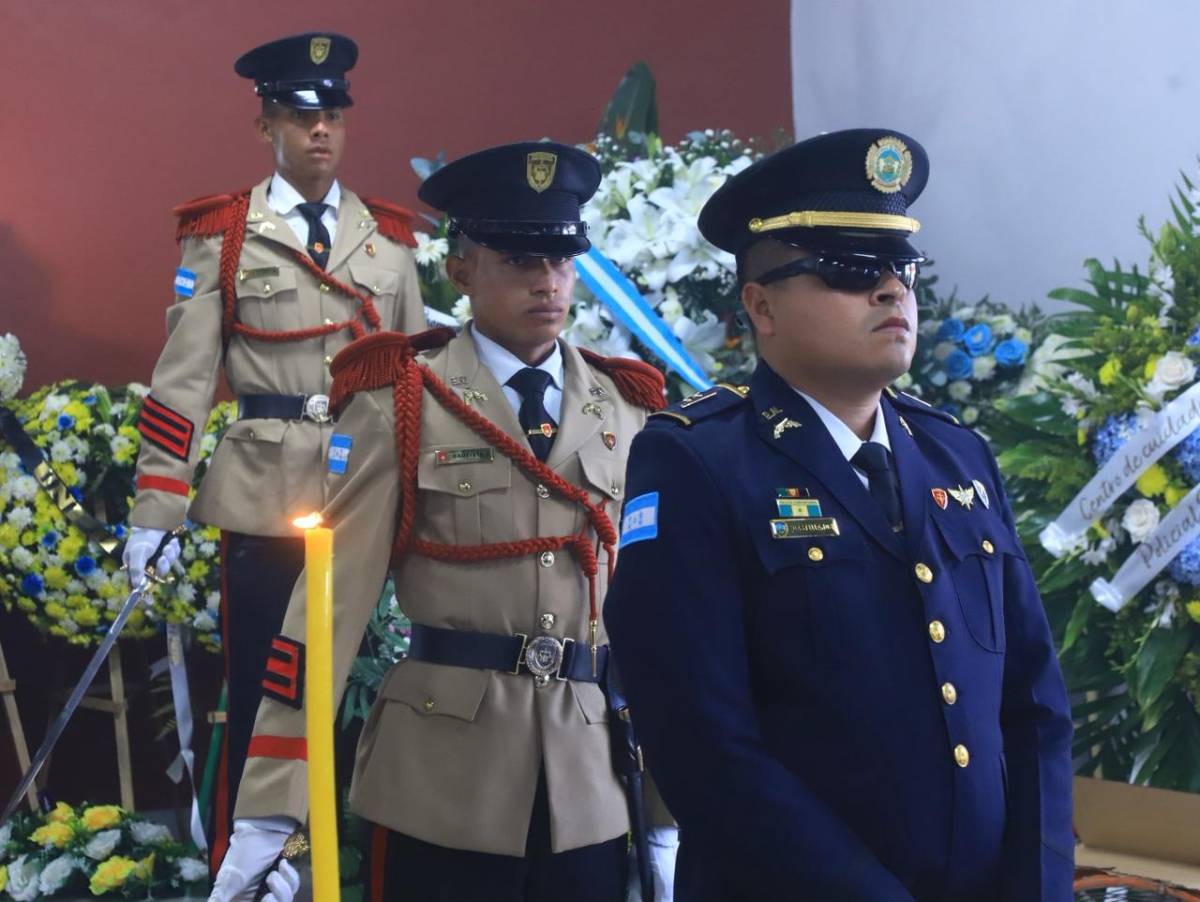 Multitud despide al héroe policial Kevin Pérez en Santa Bárbara