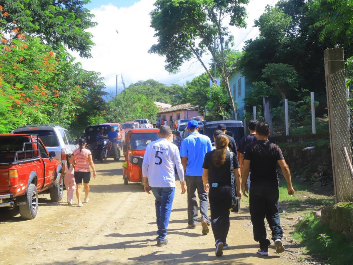 Salvador Nasralla acompaña a  familias de las víctimas de accidente en Santa Bárbara