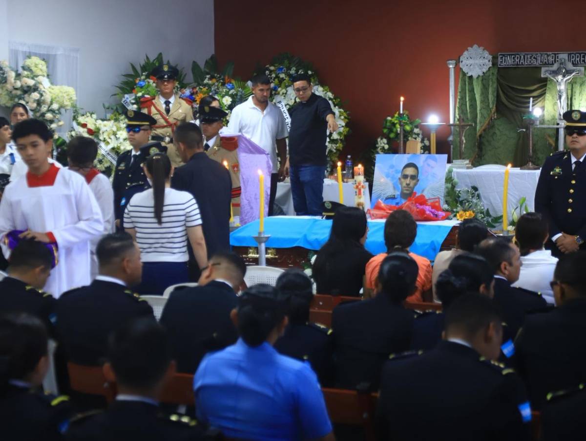 Multitud despide al héroe policial Kevin Pérez en Santa Bárbara