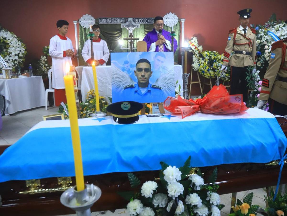 Multitud despide al héroe policial Kevin Pérez en Santa Bárbara