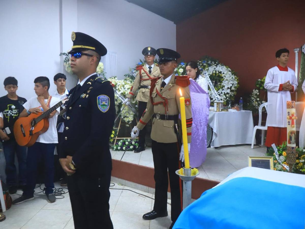 Multitud despide al héroe policial Kevin Pérez en Santa Bárbara