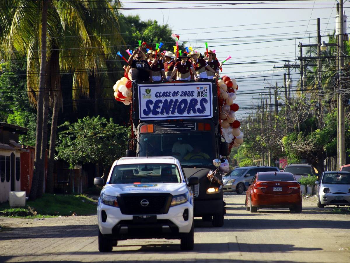Fotos: Seniors del Instituto Bilingüe Florencia realizan su entrada