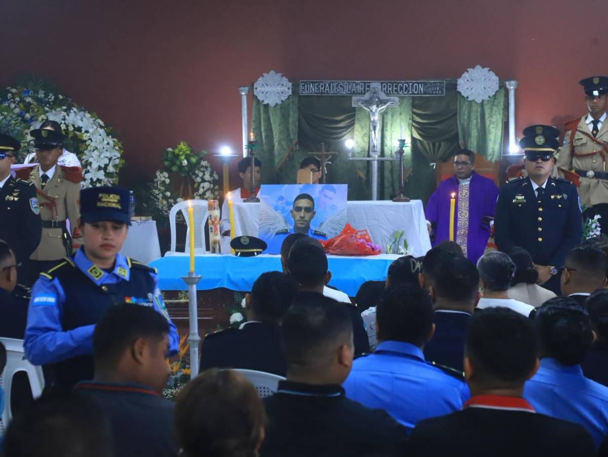 Multitud despide al héroe policial Kevin Pérez en Santa Bárbara