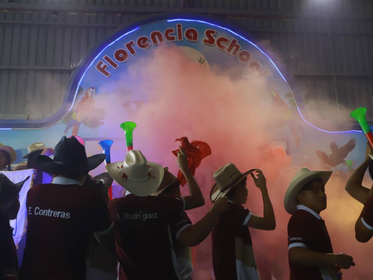 Fotos: Seniors del Instituto Bilingüe Florencia realizan su entrada