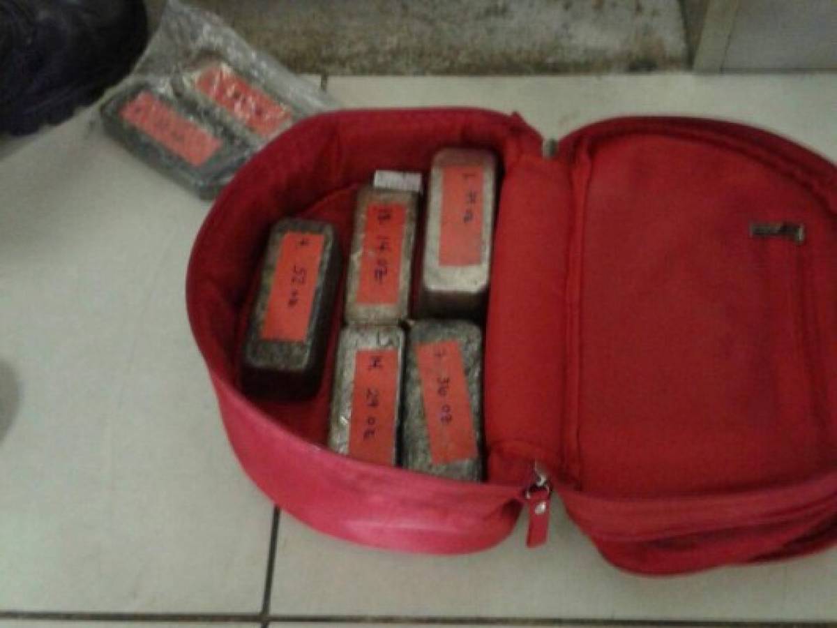 Detienen a tres personas con lingotes de plata en aeropuerto Toncontín