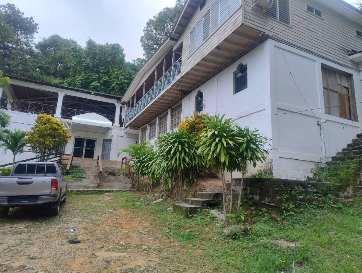 Capturan a diez presuntos pandilleros de la 18 refugiados en reconocido hotel de La Ceiba