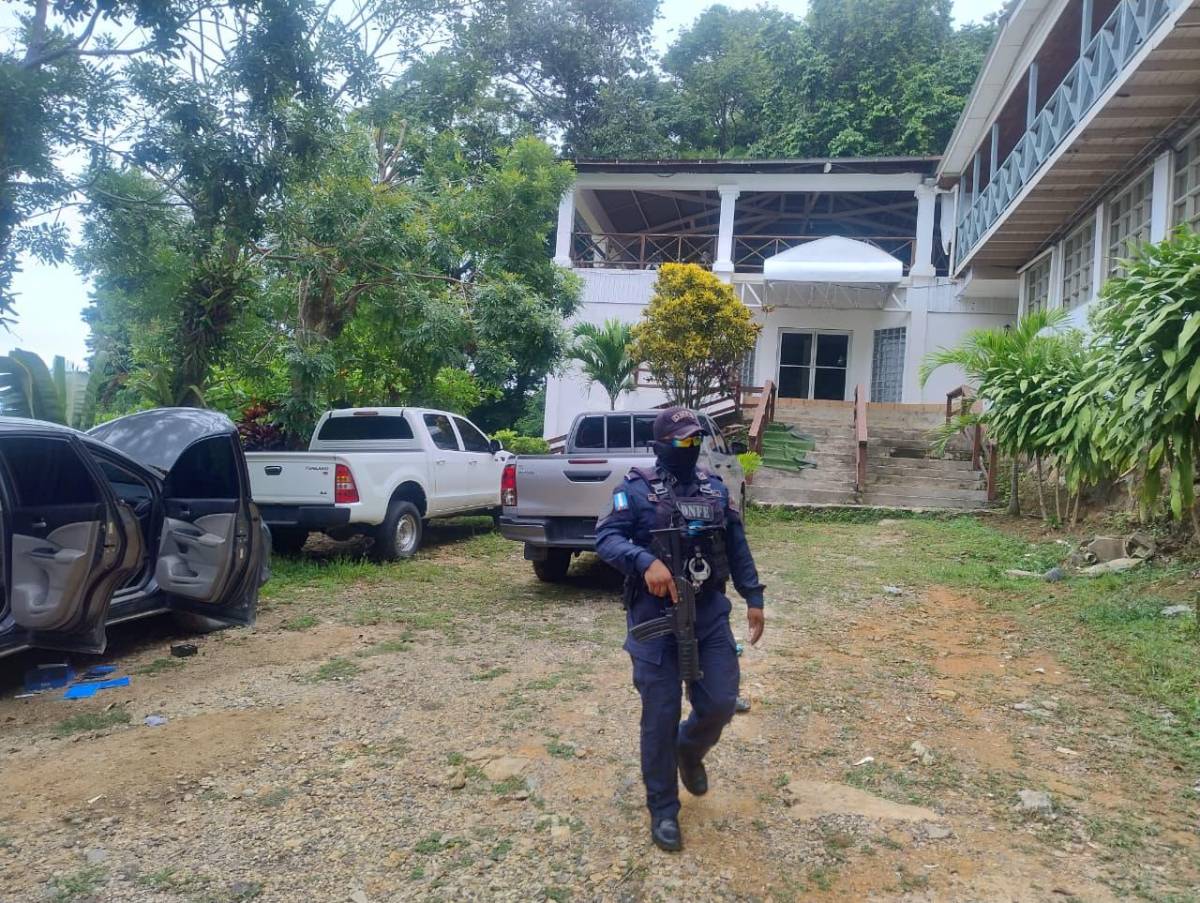 Capturan a diez presuntos pandilleros de la 18 refugiados en reconocido hotel de La Ceiba