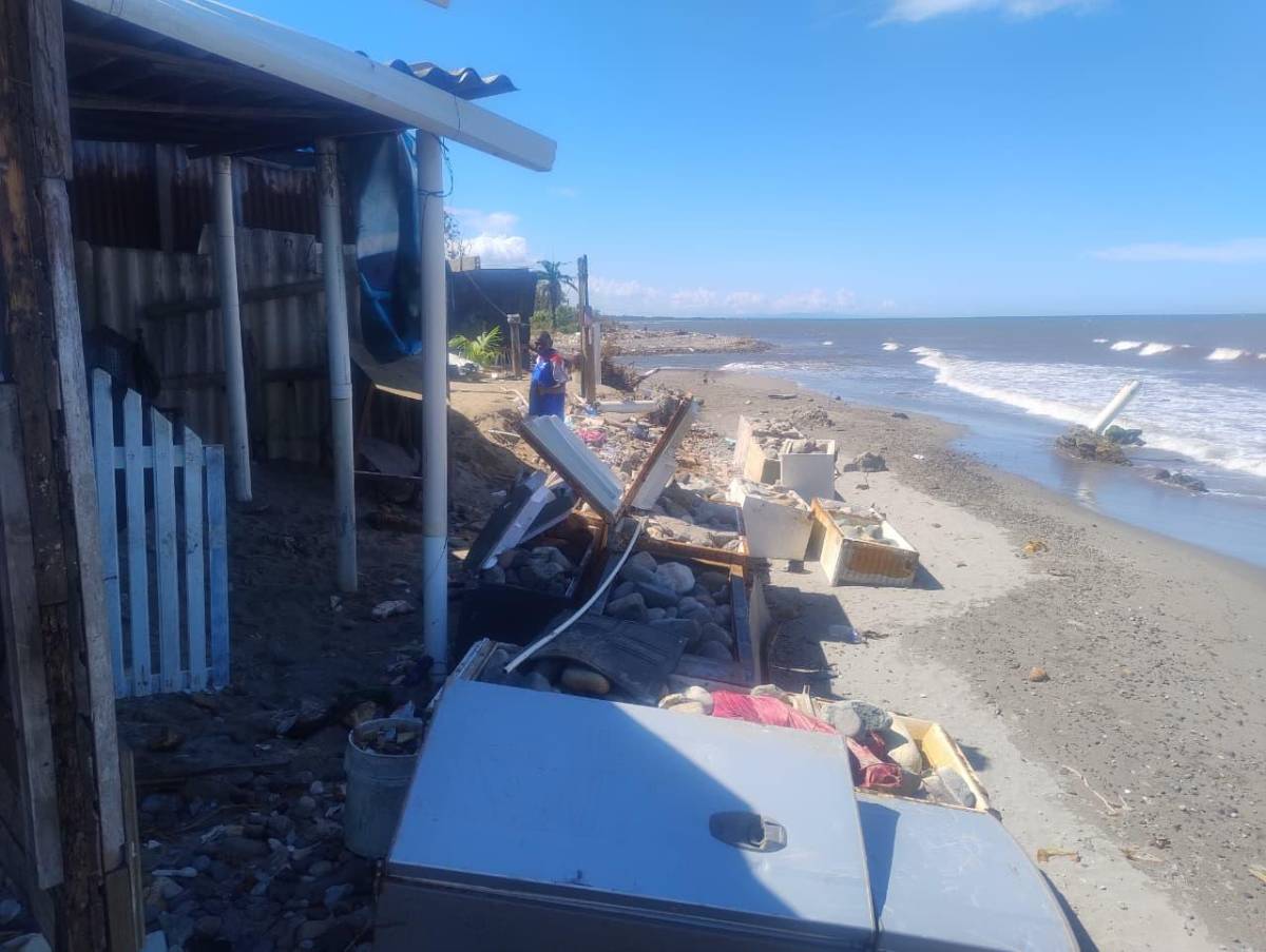 Oleaje arrasa viviendas en La Ceiba y familias claman por ayuda humanitaria