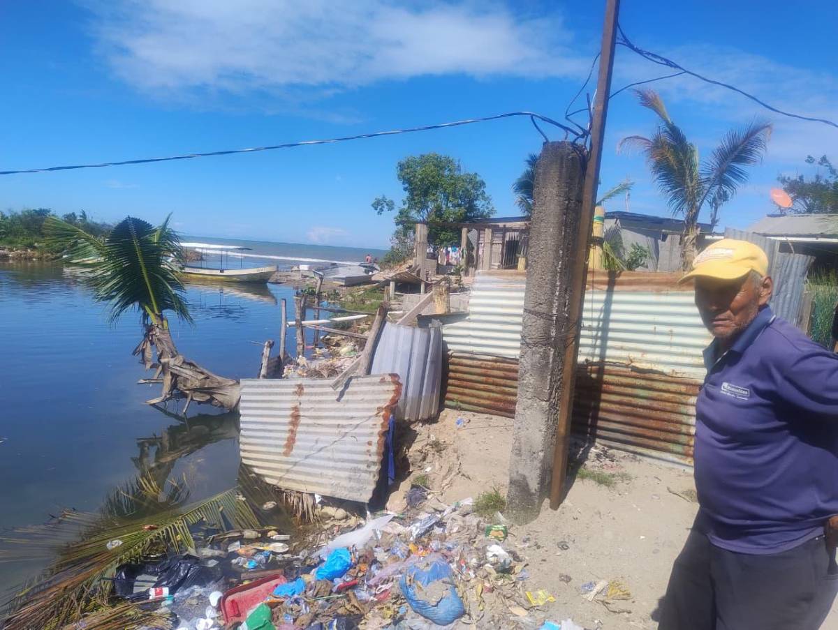 Oleaje arrasa viviendas en La Ceiba y familias claman por ayuda humanitaria