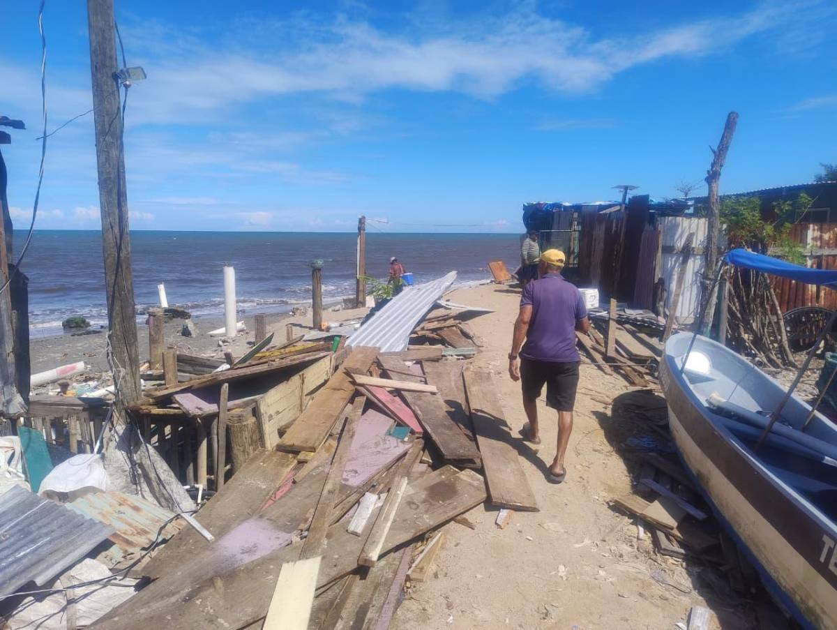 Oleaje arrasa viviendas en La Ceiba y familias claman por ayuda humanitaria