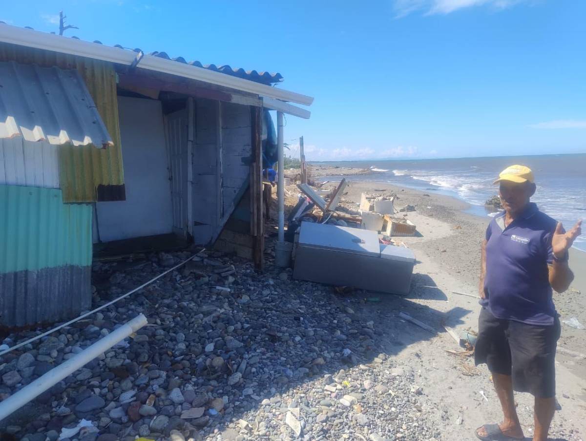 Oleaje arrasa viviendas en La Ceiba y familias claman por ayuda humanitaria