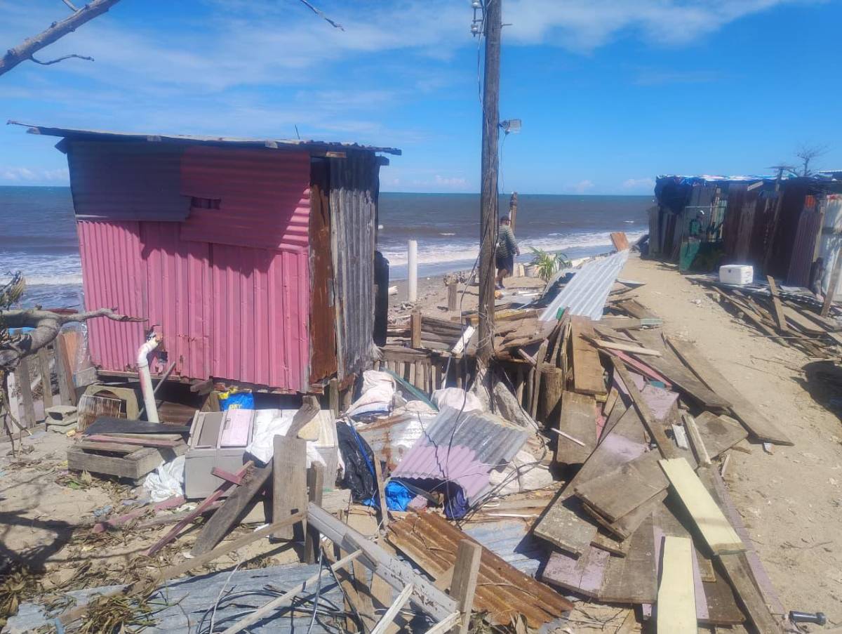 Oleaje arrasa viviendas en La Ceiba y familias claman por ayuda humanitaria