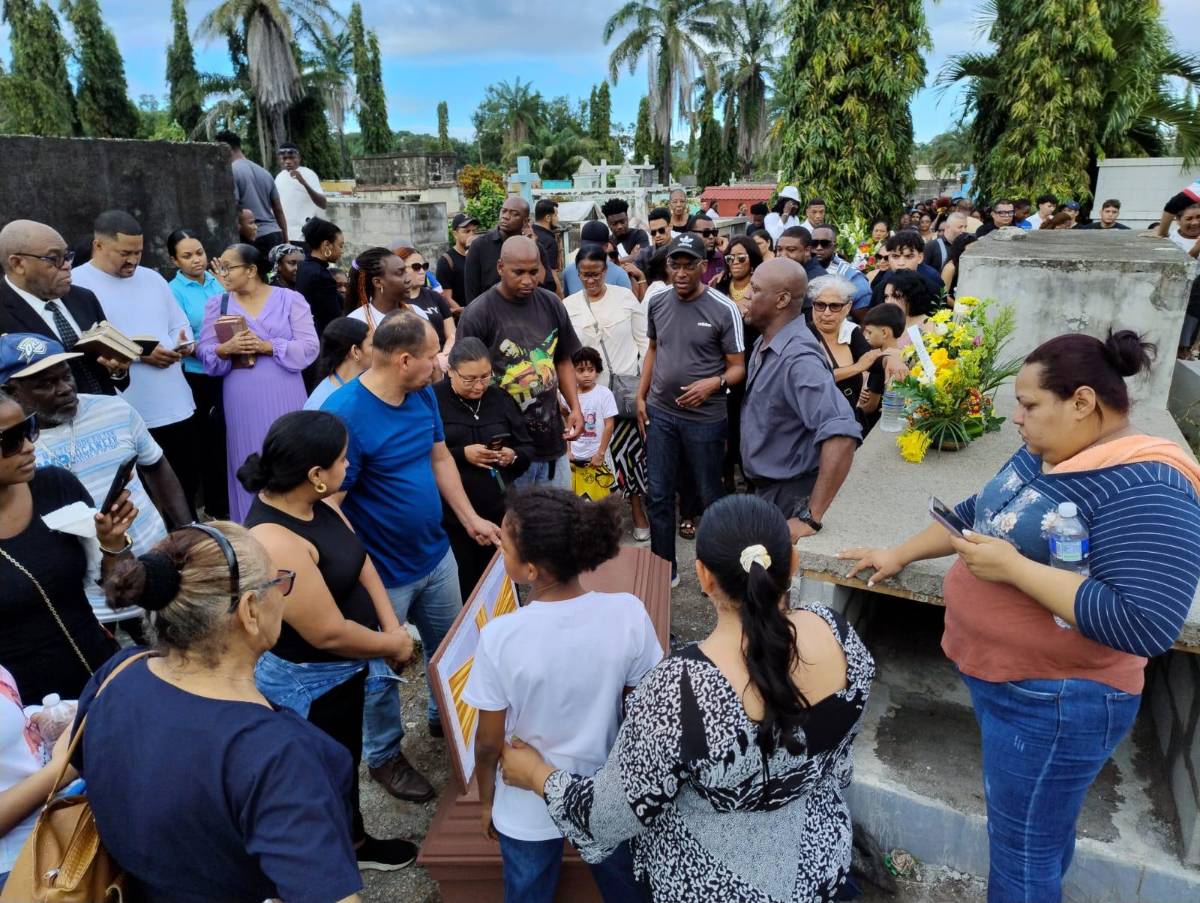 Entre desgarradores llantos, familiares despiden al futbolista Ricardo Bernardez