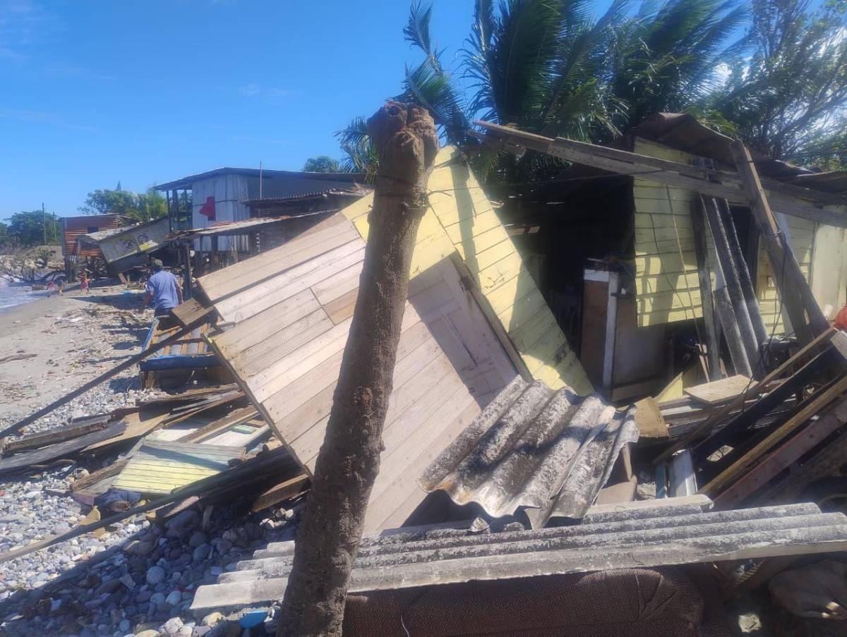 Oleaje arrasa viviendas en La Ceiba y familias claman por ayuda humanitaria