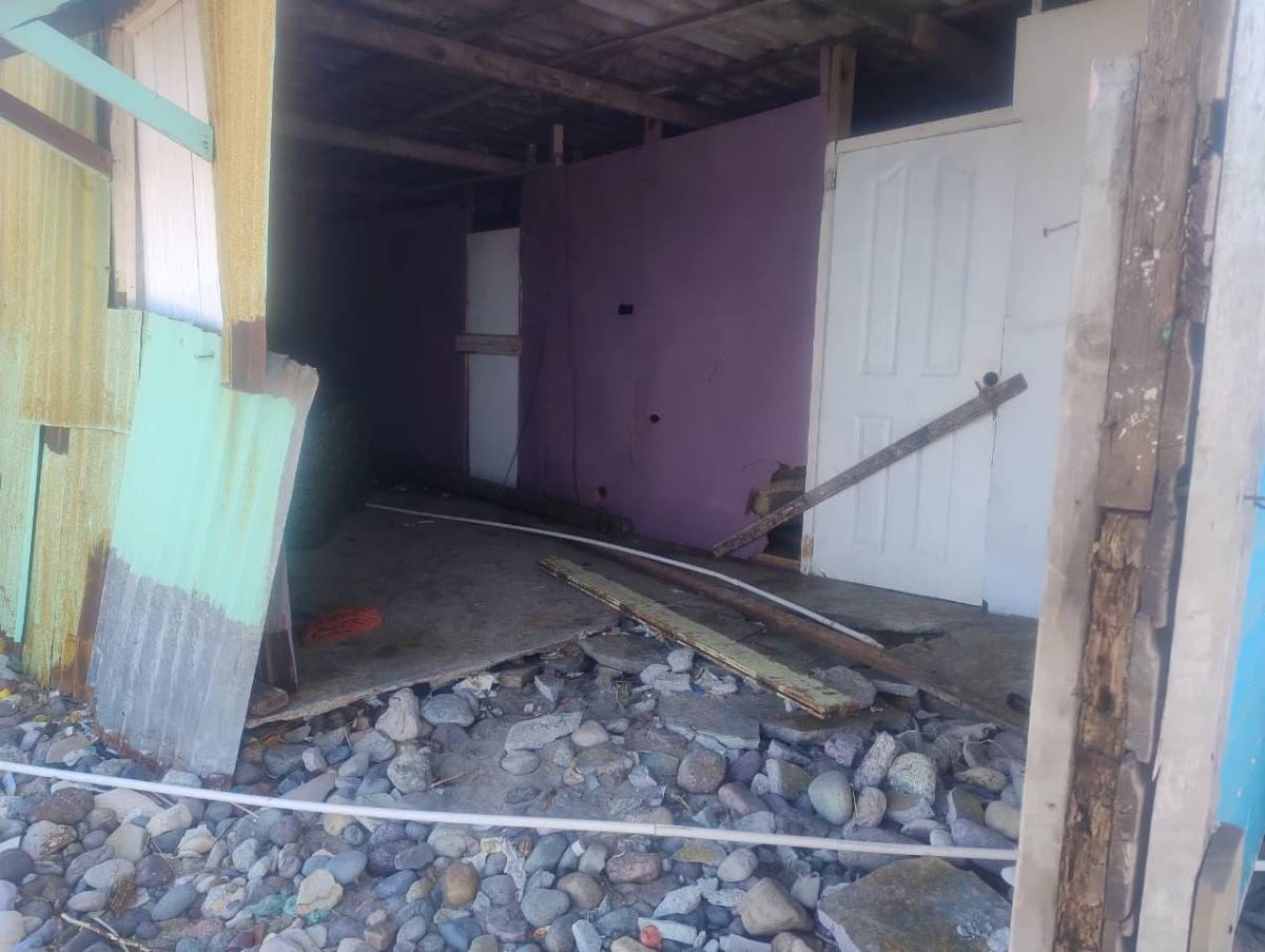 Oleaje arrasa viviendas en La Ceiba y familias claman por ayuda humanitaria