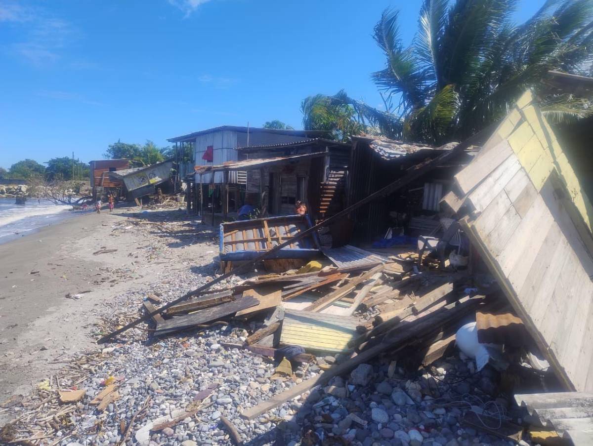 Oleaje arrasa viviendas en La Ceiba y familias claman por ayuda humanitaria