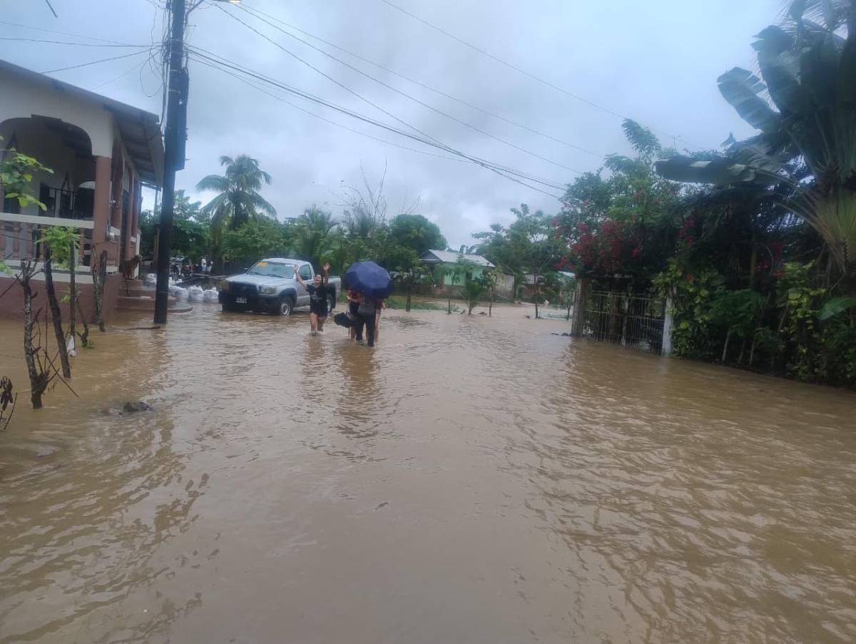Oleaje arrasa viviendas en La Ceiba y familias claman por ayuda humanitaria