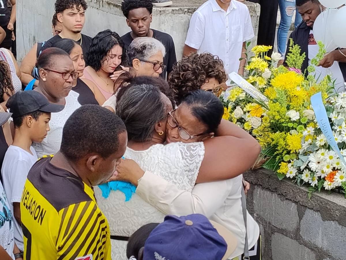 Entre desgarradores llantos, familiares despiden al futbolista Ricardo Bernardez